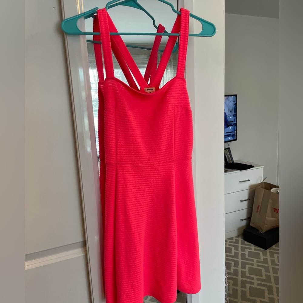 Hot pink flowy dress. Garage size S.